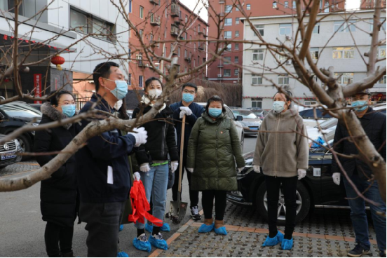 不誤好時(shí)光 植樹造林忙  ——第二黨支部開展“擁抱春天 播種綠色”義務(wù)植樹...